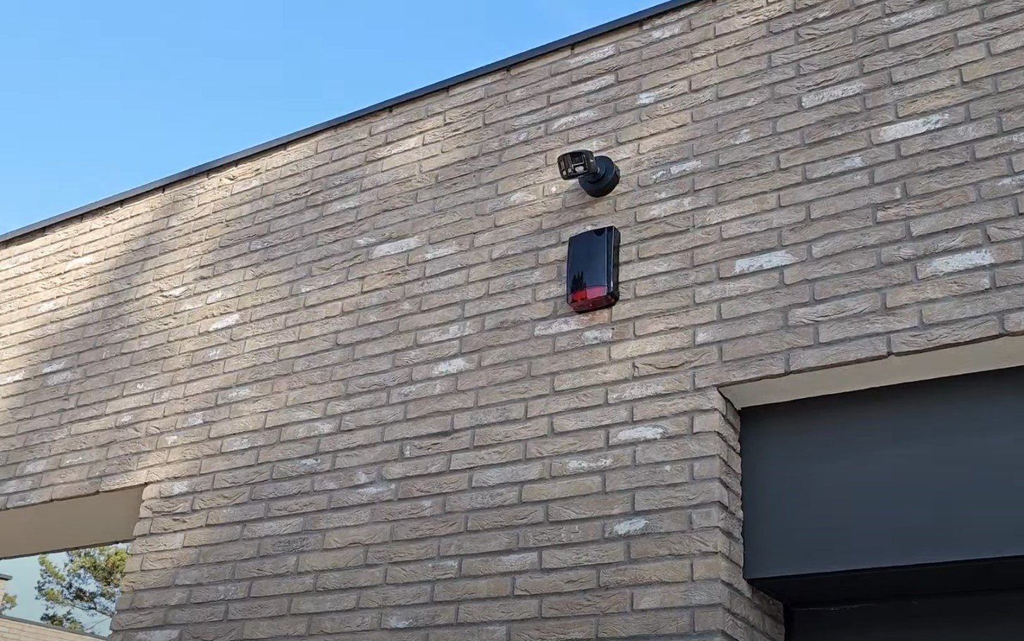 Monitoring i alarm w czarnym wykończeniu
