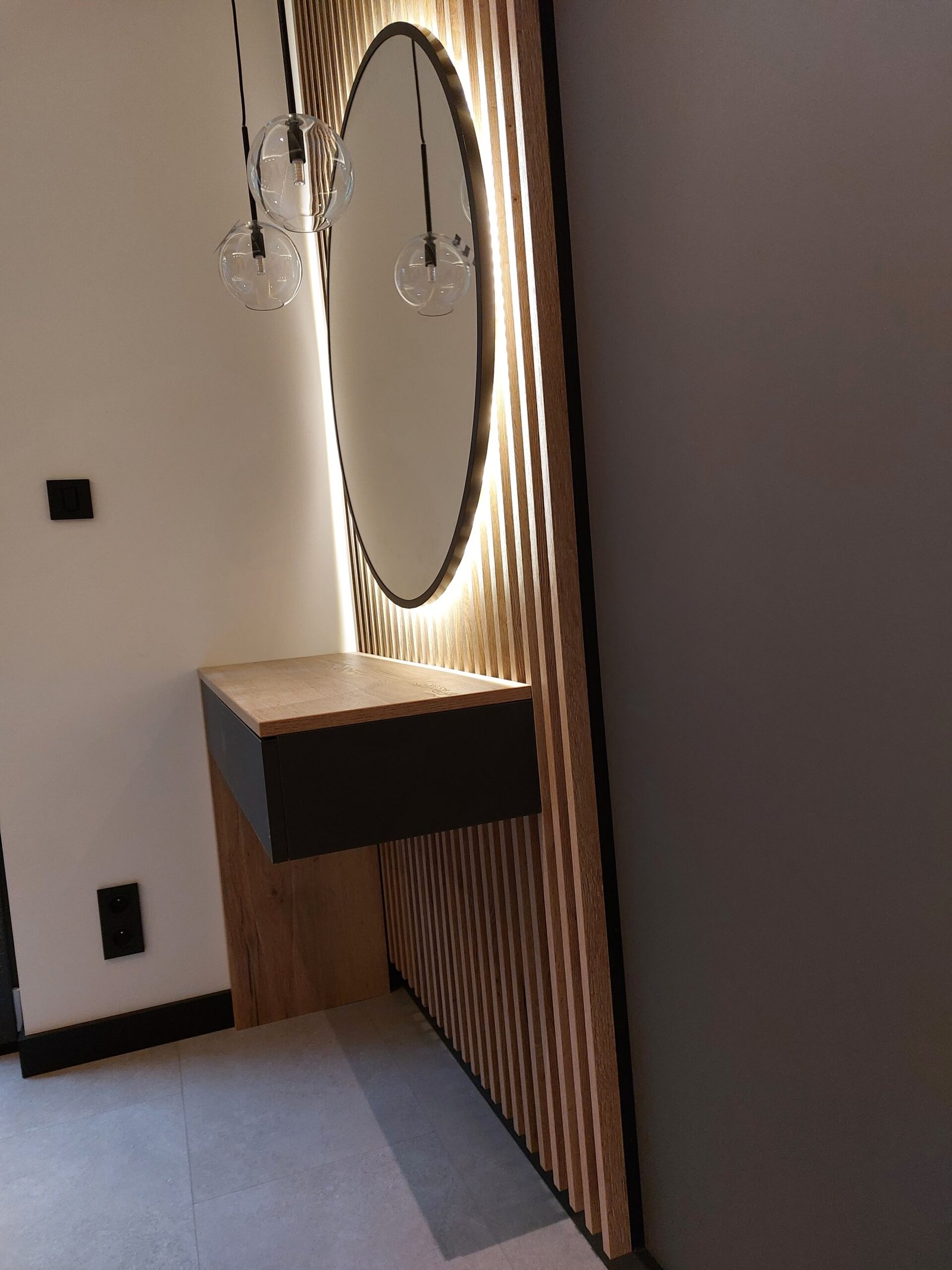 Sterowanie oświetleniem LED przy lustrze